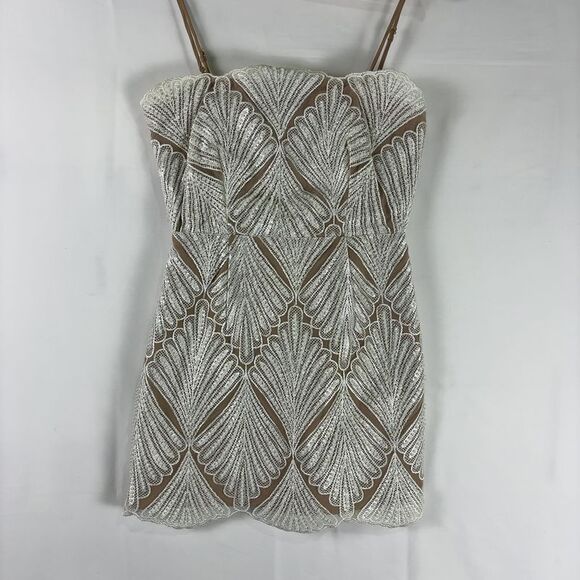 Elliatt Dresses & Skirts - Elliatt Dress in Ivory & Nude
